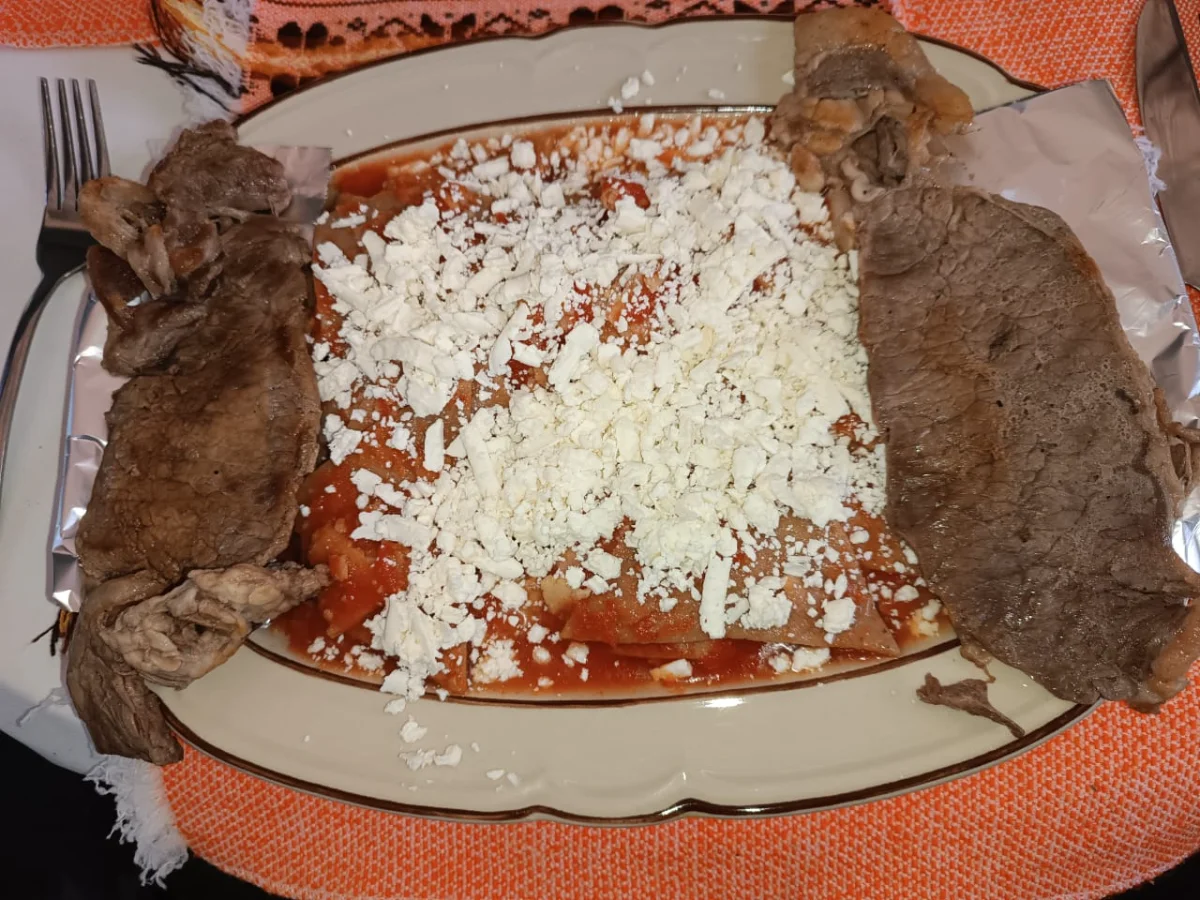Chilaquiles verdes con carne asada